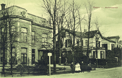 7402 Gezicht in de Mollerusstraat te Baarn uit het zuiden, met links de voorgevels van de huizen nrs. 1-5.